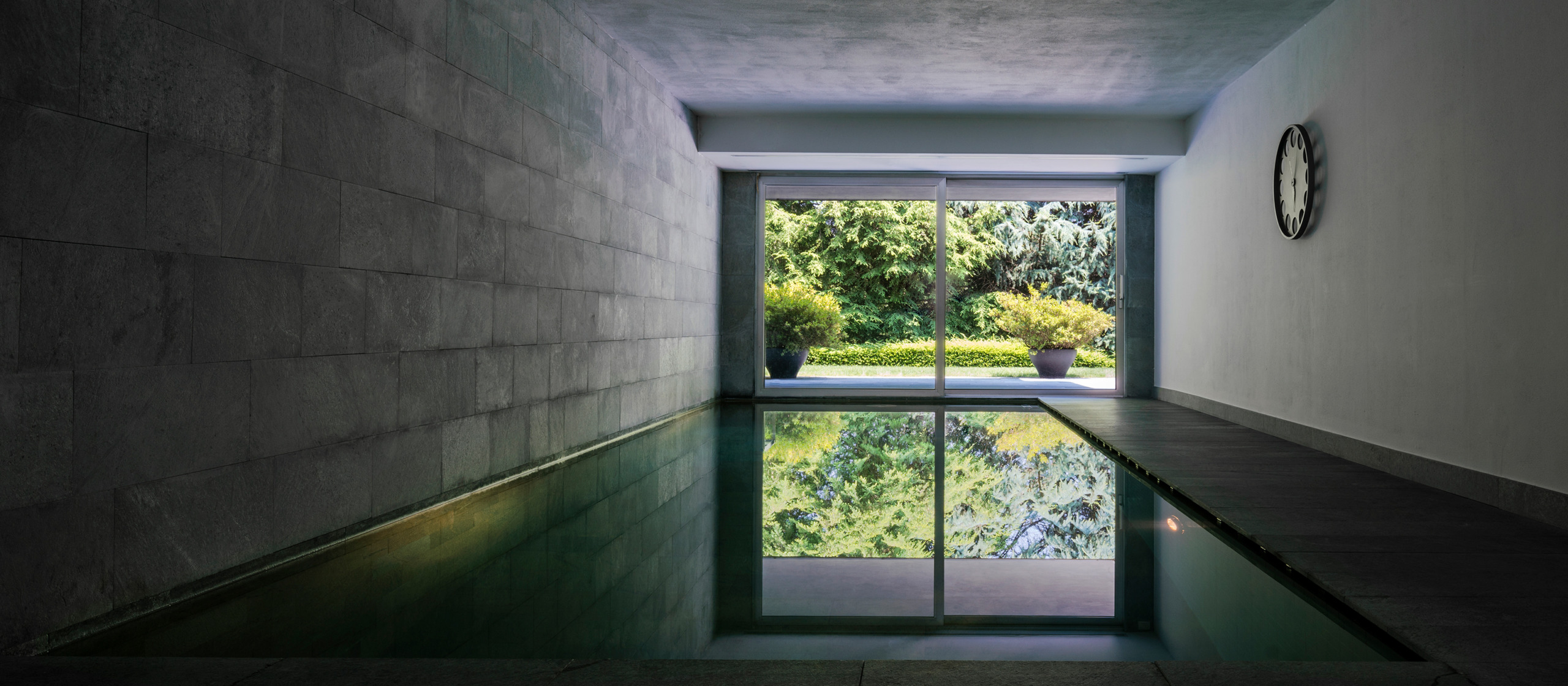 scorrevoli panoramici in una villa di design con profili minimali schuco milano
